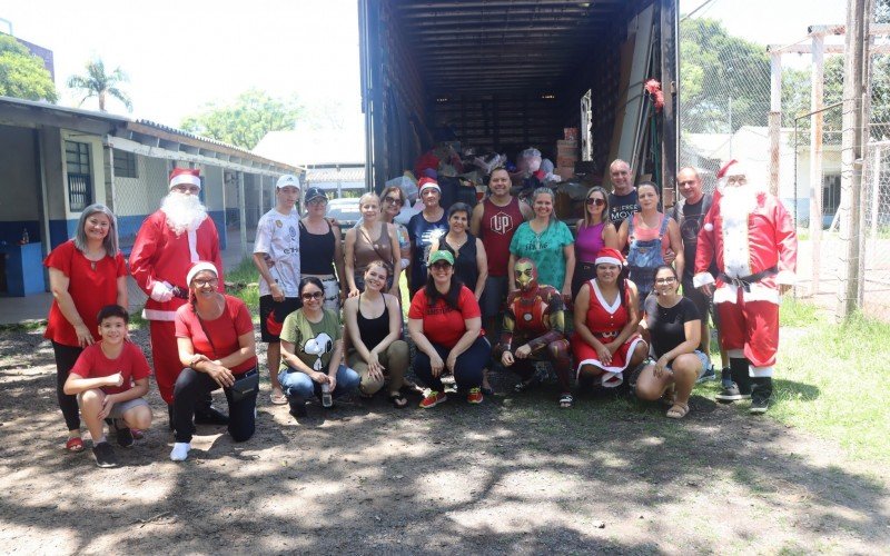 Na manhã desta terça-feira (24), voluntários se mobilizaram para colocar os presentes no caminhão e entregar na Vila Progresso