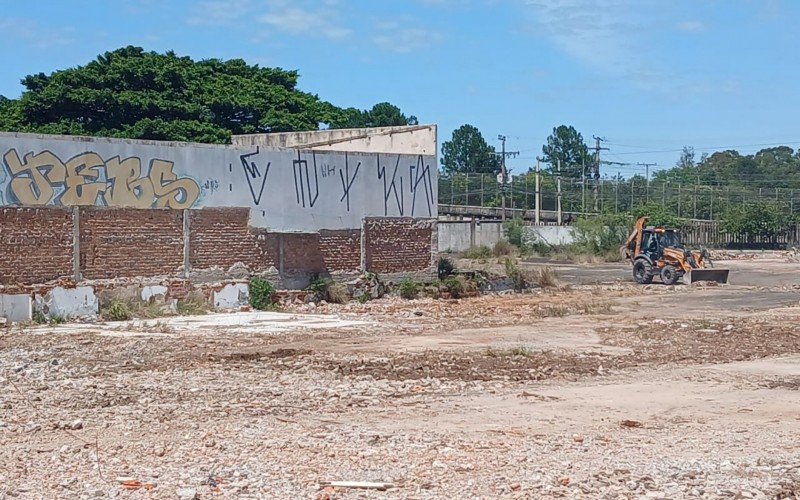 Trabalho no terreno onde ficava o antigo prédio da Metrovel continua nesta terça-feira (24)