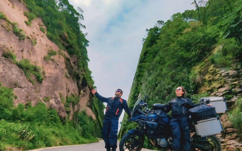 Casal aventureiro embarca de moto até o Ushuaia | abc+