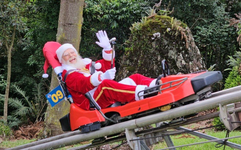 Papai Noel andou no trenó alpino, no Alpen Park, em Canela