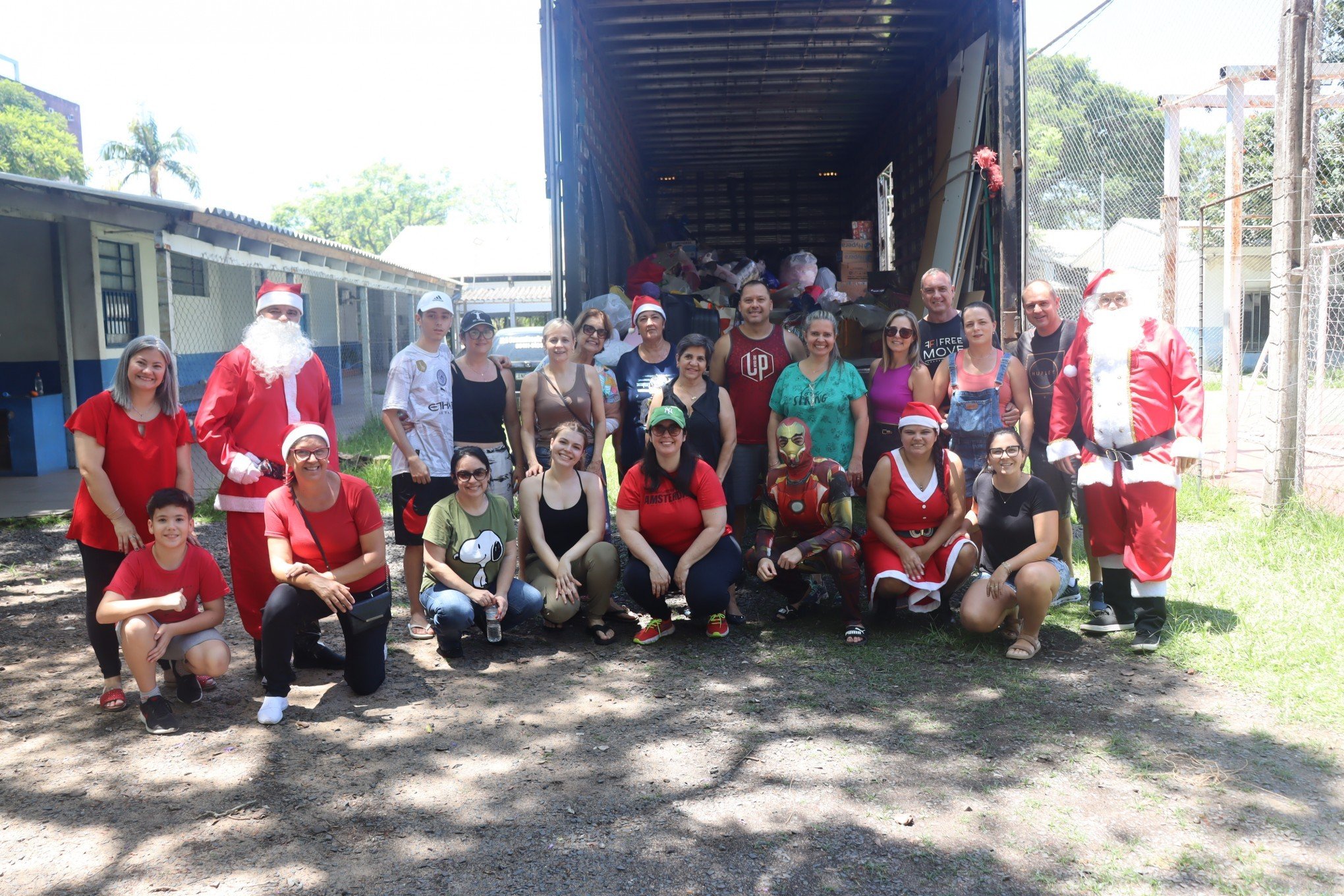 Voluntários se mobilizam para entregar presentes a famílias carentes na véspera de Natal