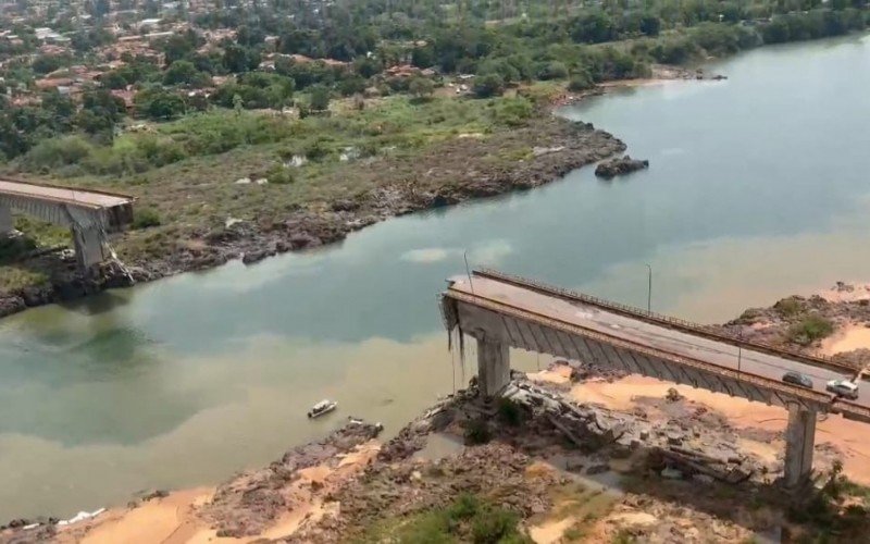 Ao todo 10 veículos, entre carros, caminhões e motocicletas, foram atingidos pelo desabamento da ponte no Tocantins | abc+