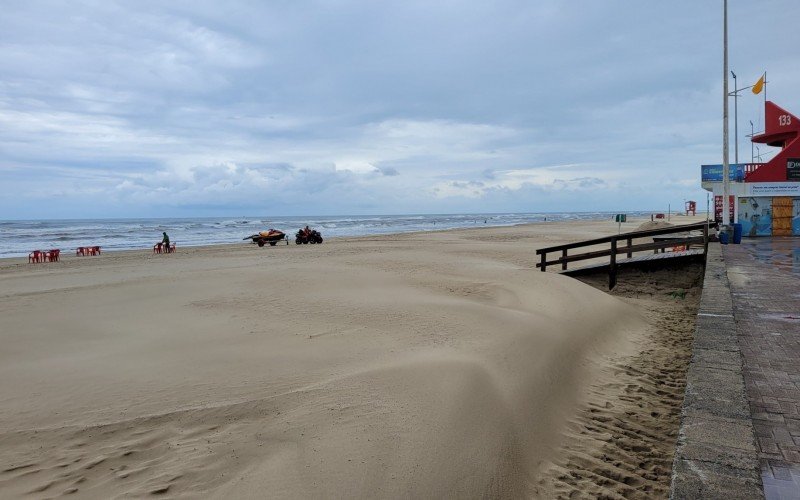 Movimentação tímida na beira da praia em Imbé na manhã desta quarta-feira | abc+