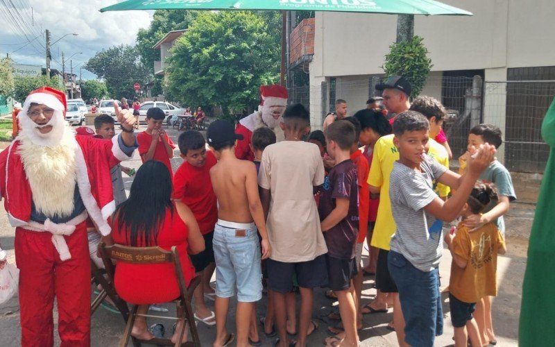 Natal Feliz é organizado pelo líder comunitário Pedrinho Oliveira (à esq), que se vestiu de Papai Noel também  | abc+