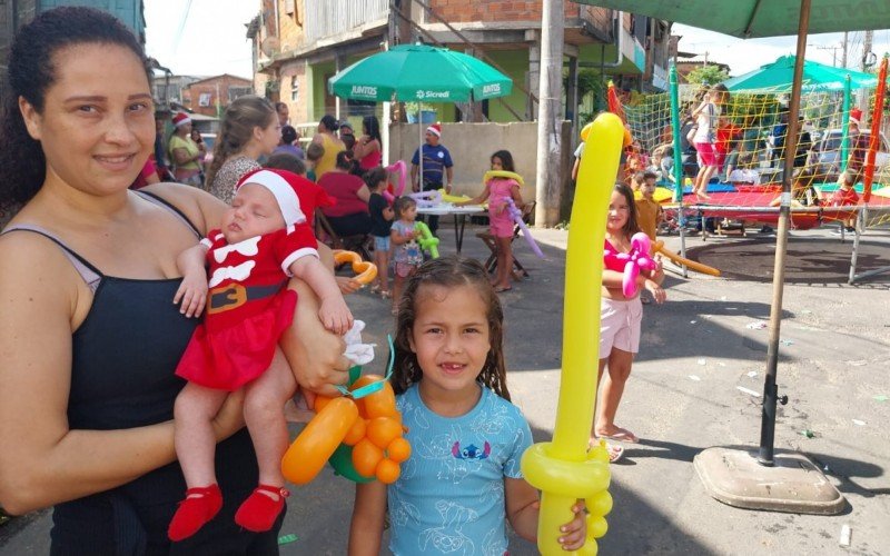 Ágata Bitelo, de um mês, e Alice Bitelo, 6 , com a mãe, a dona de casa Iara Costa, na 36ª edição do 'Natal Feliz', do bairro Canudos | abc+