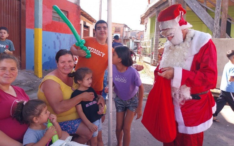 Papai Noel distribui balas no Natal Feliz para crianças na Vila Iguaçu, no bairro Canudos | abc+