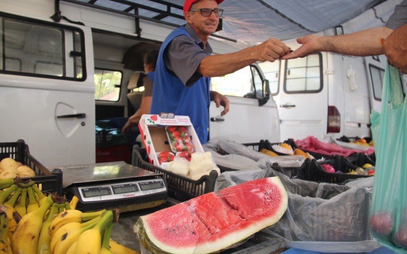 Feirante e produtor, Paulo Reinaldo Strottmann está sagistfeito com a melhora na qualidade das frutas em 2024 | abc+