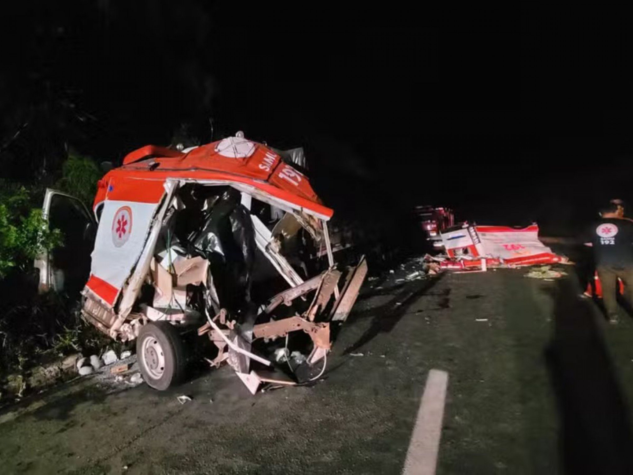 Acidente entre ambulância e caminhão mata quatro em rodovia federal