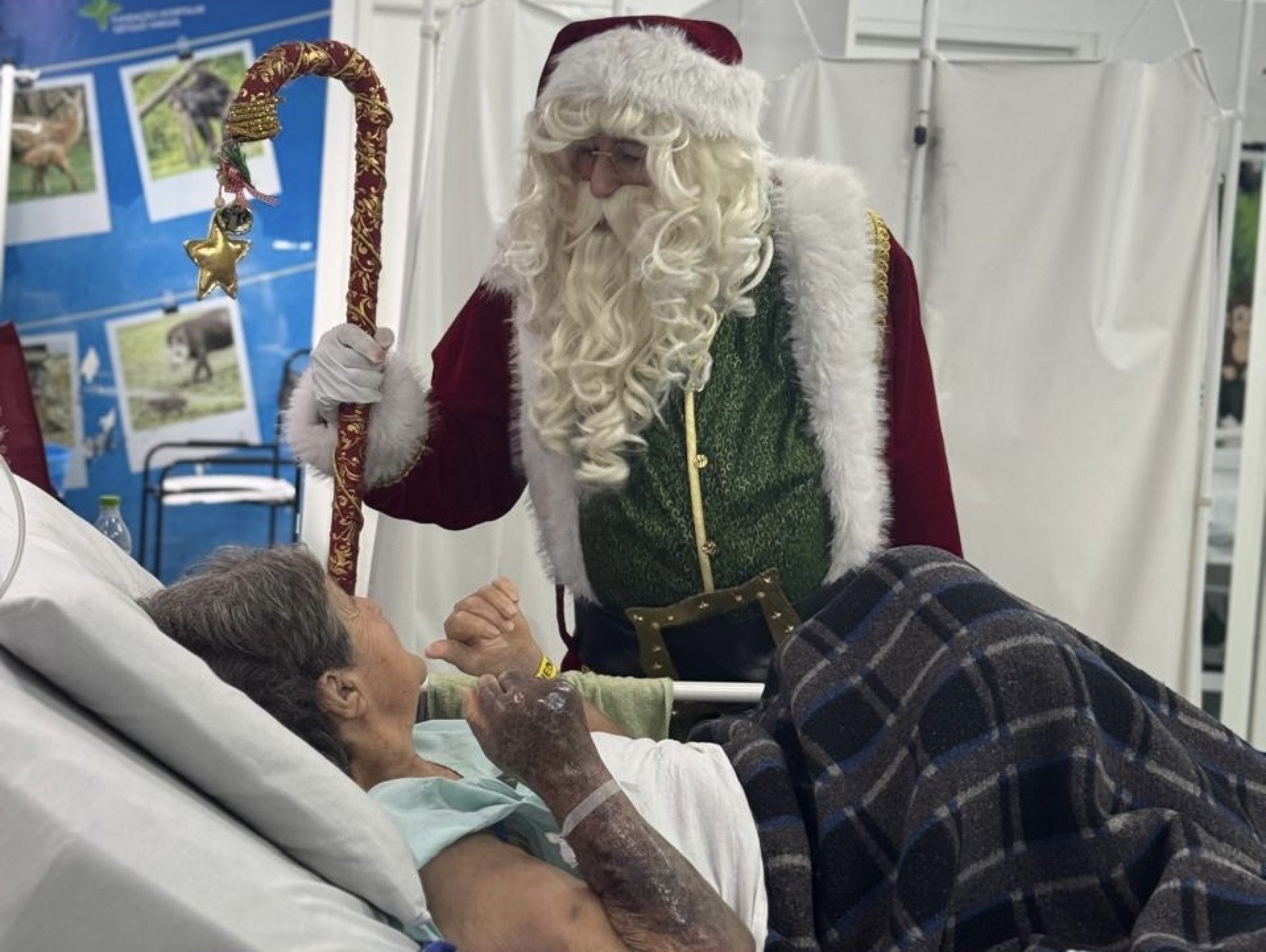 Papai Noel faz visita surpresa a pacientes internados no Hospital Getúlio Vargas