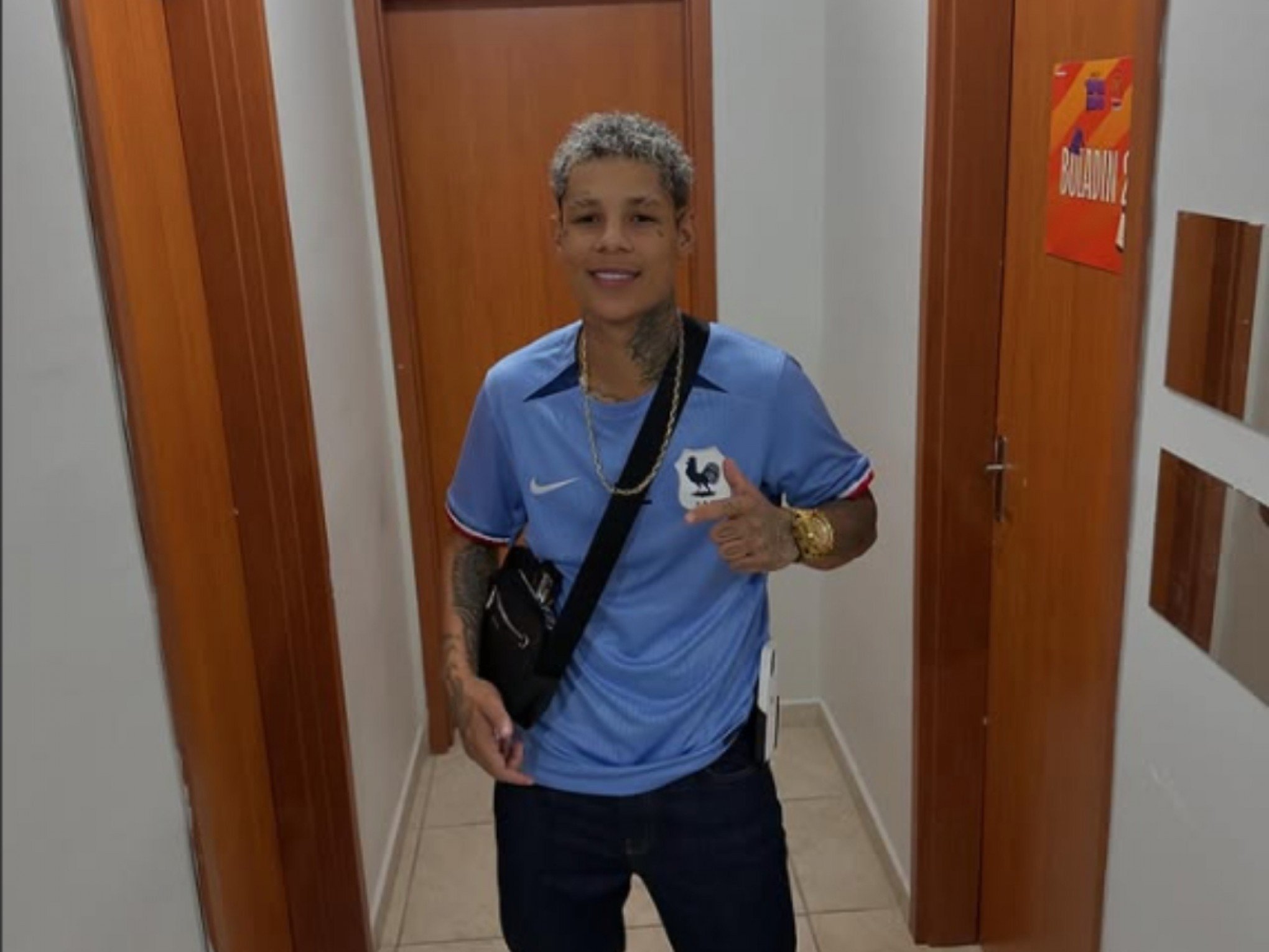 MC tenta matar namorada de 16 anos com socos e coronhadas; cantor é preso na região