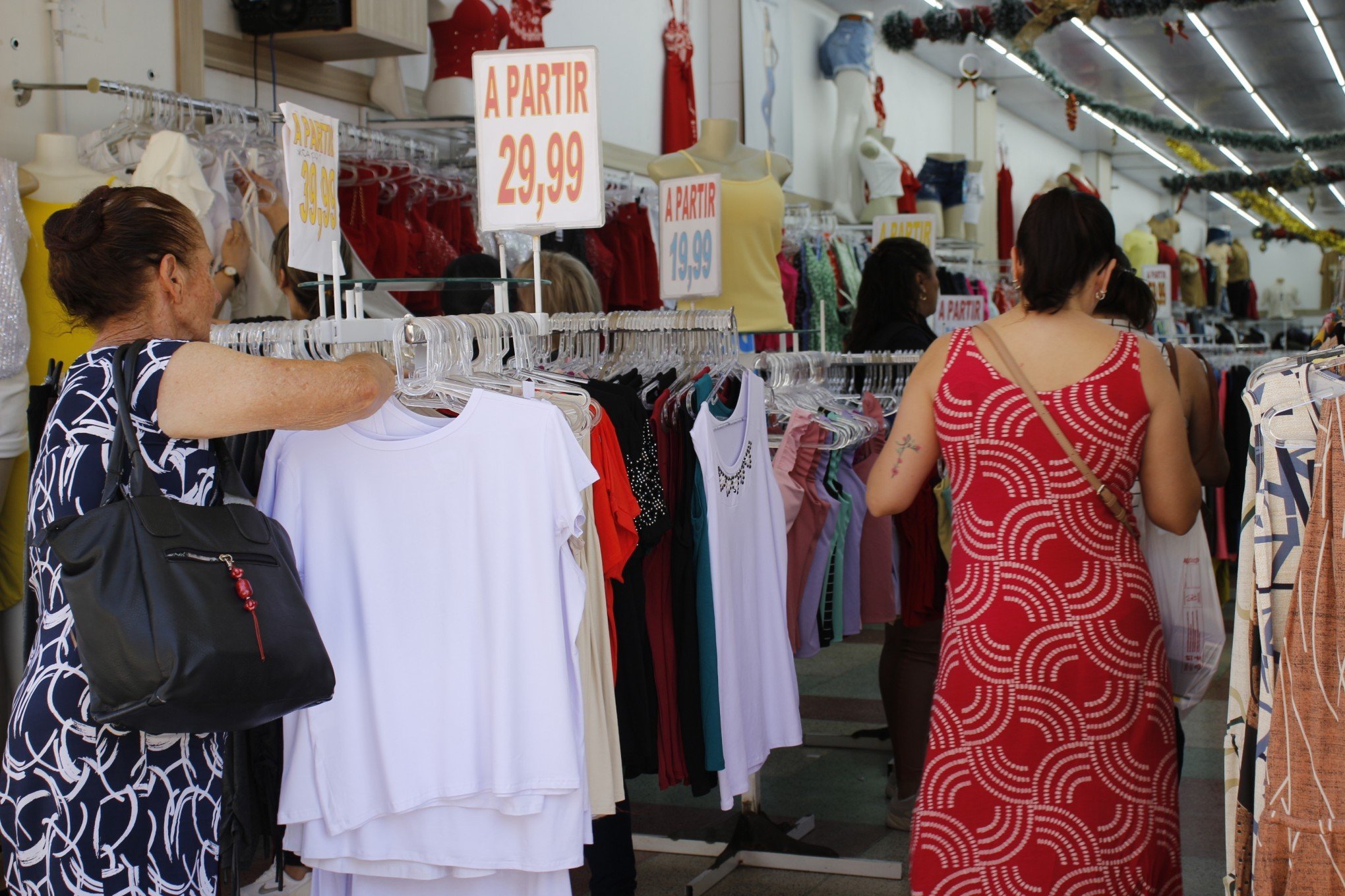 Troca de presentes de Natal movimenta o comércio na região