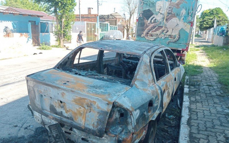 Carro incendiado na Rua São Gabriel esquina com Avenida Rio Grande do Sul em Canoas | abc+