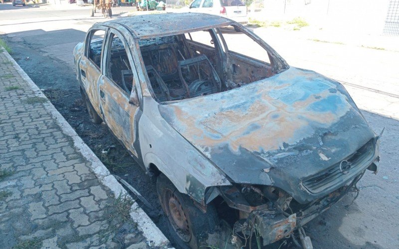 Veículo incendiado no bairro Mathias Velho  | abc+