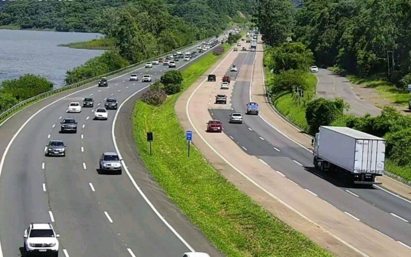 Movimento registrado no pedágio de Santo Antônio da Patrulha, na free way, no fim da manhã desta sexta-feira | abc+