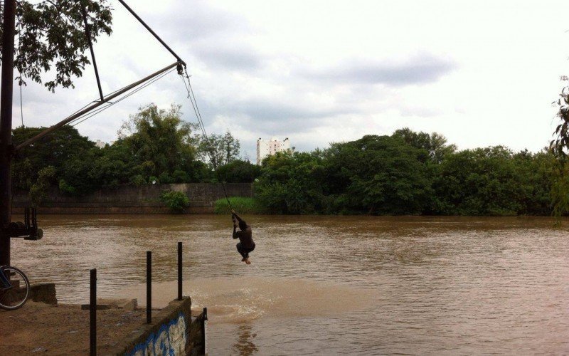 Há anos perigos do rio são ignorados por adolescentes que buscam refresco para os dias mais quentes 