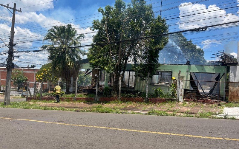 Incêndio destrói casa em Novo Hamburgo nesta sexta-feira (27)