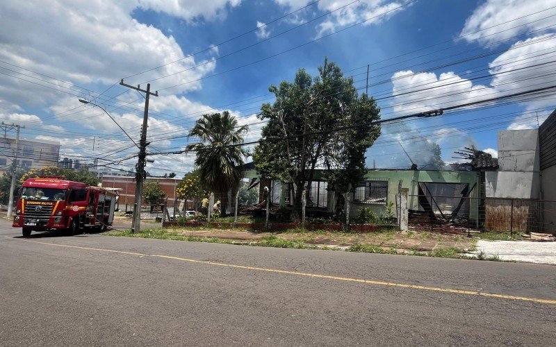 Incêndio destrói casa em Novo Hamburgo nesta sexta-feira (27)