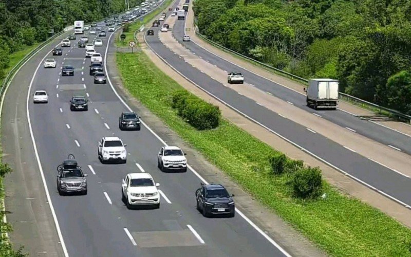 Movimento pela free way é intenso nesta sexta-feira (27) em direção ao litoral | abc+