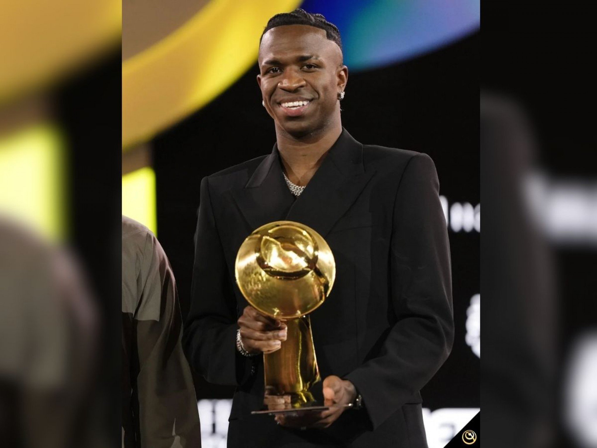 Vinicius Júnior é eleito o melhor jogador do mundo pela Globe Soccer Awards