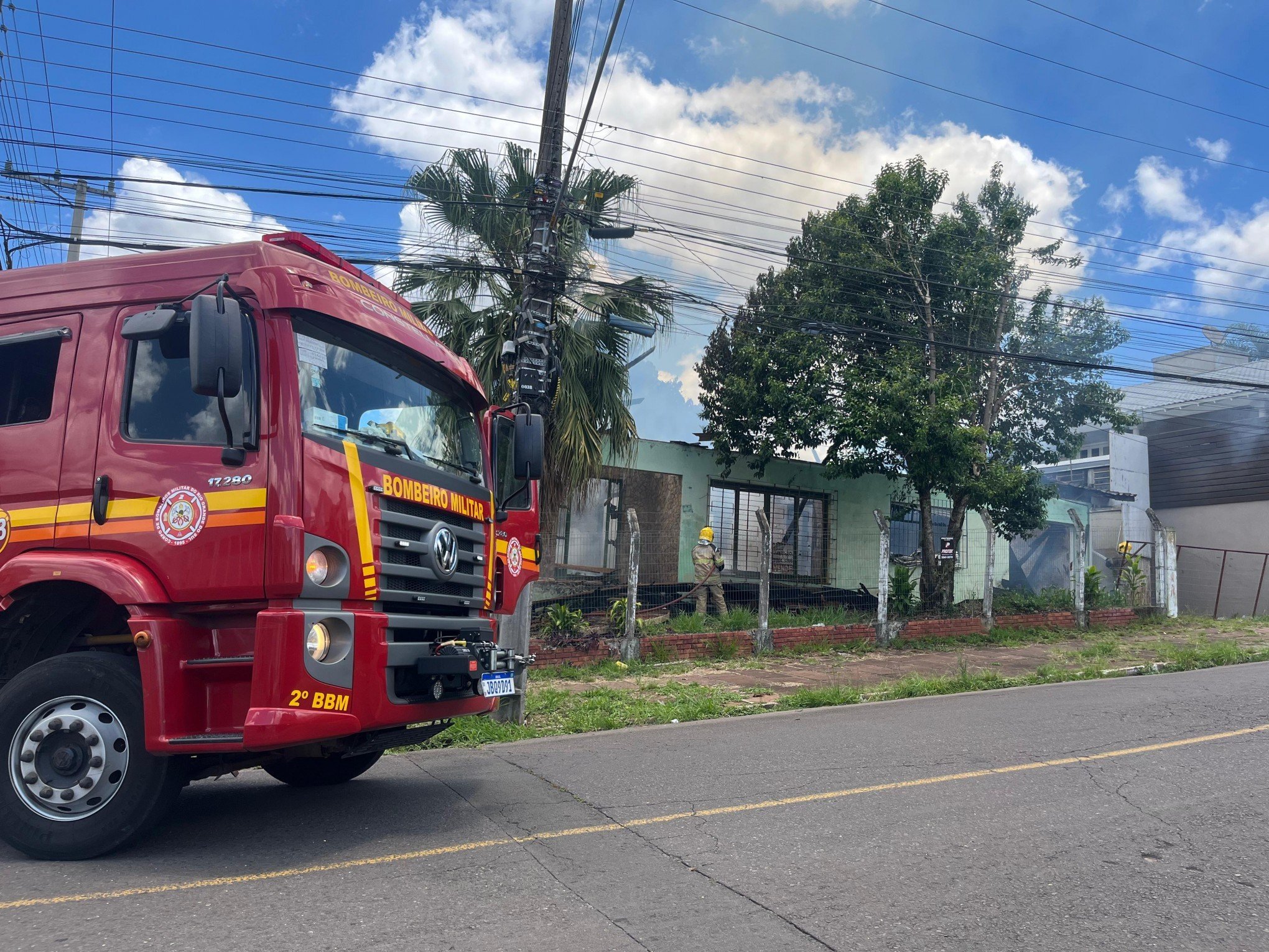 VÍDEO: Corpo de Bombeiros combate incêndio em Novo Hamburgo
