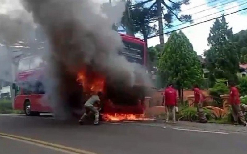 Ônibus do Bustour pegou fogo neste sábado (28), em Canela