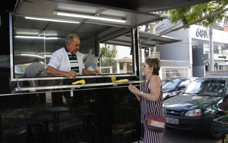 Nelzi é cliente fiel do Darcy, responsável pelo caldo de cana com limão e gelo