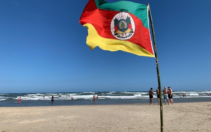 Praia com mar limpo e céu azul em Xangri-Lá, no litoral norte | abc+