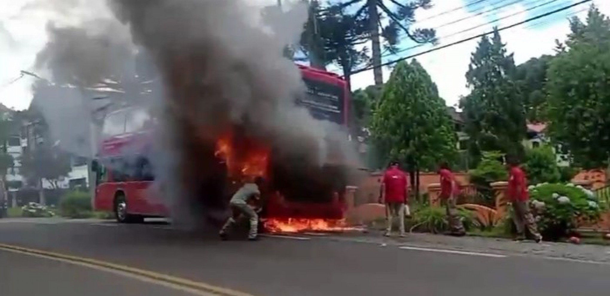 Ônibus de turismo Bustour pega fogo na Estrada do Caracol em Canela