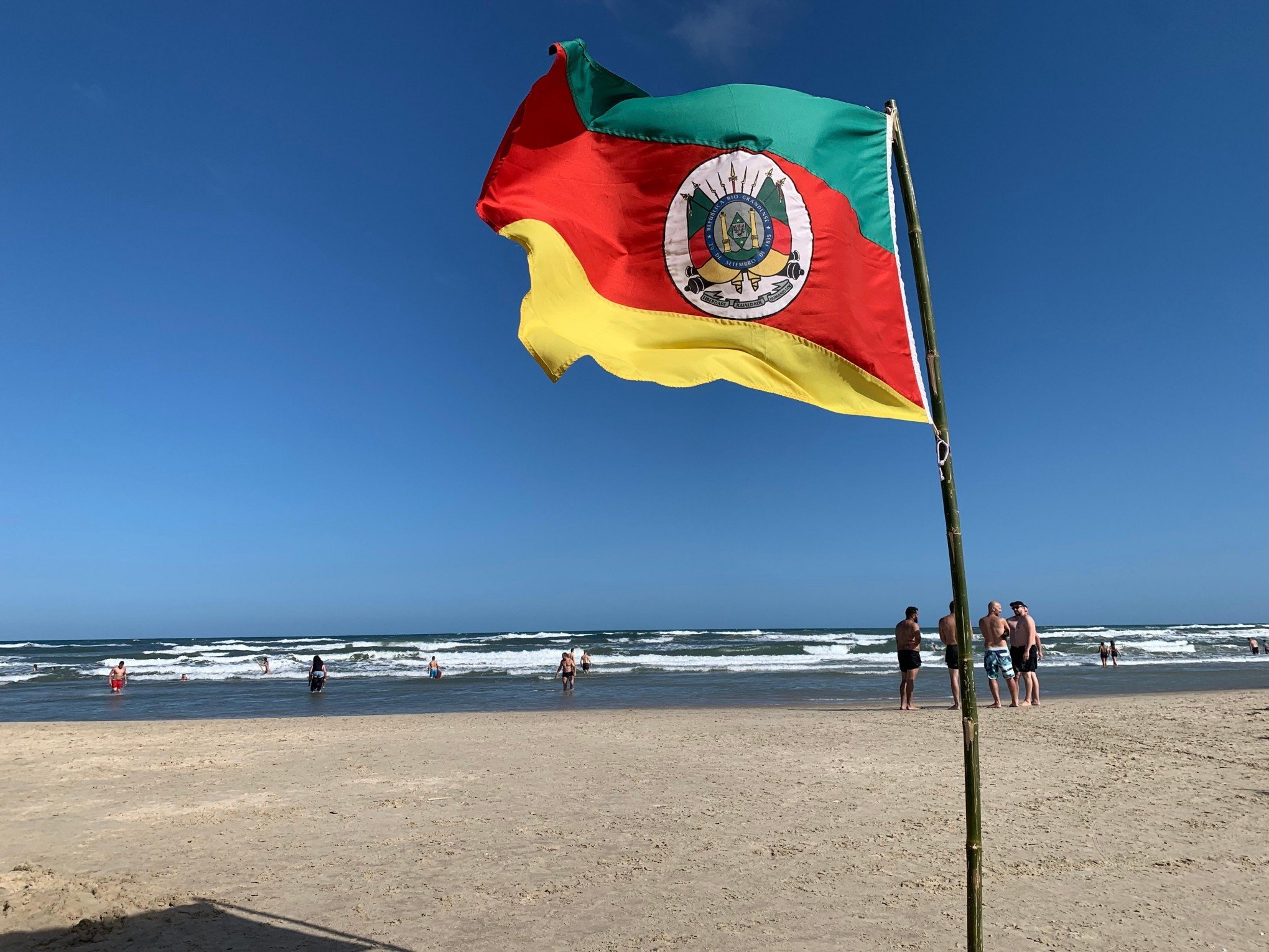 Veranistas têm dia de céu azul e mar caribenho no litoral norte