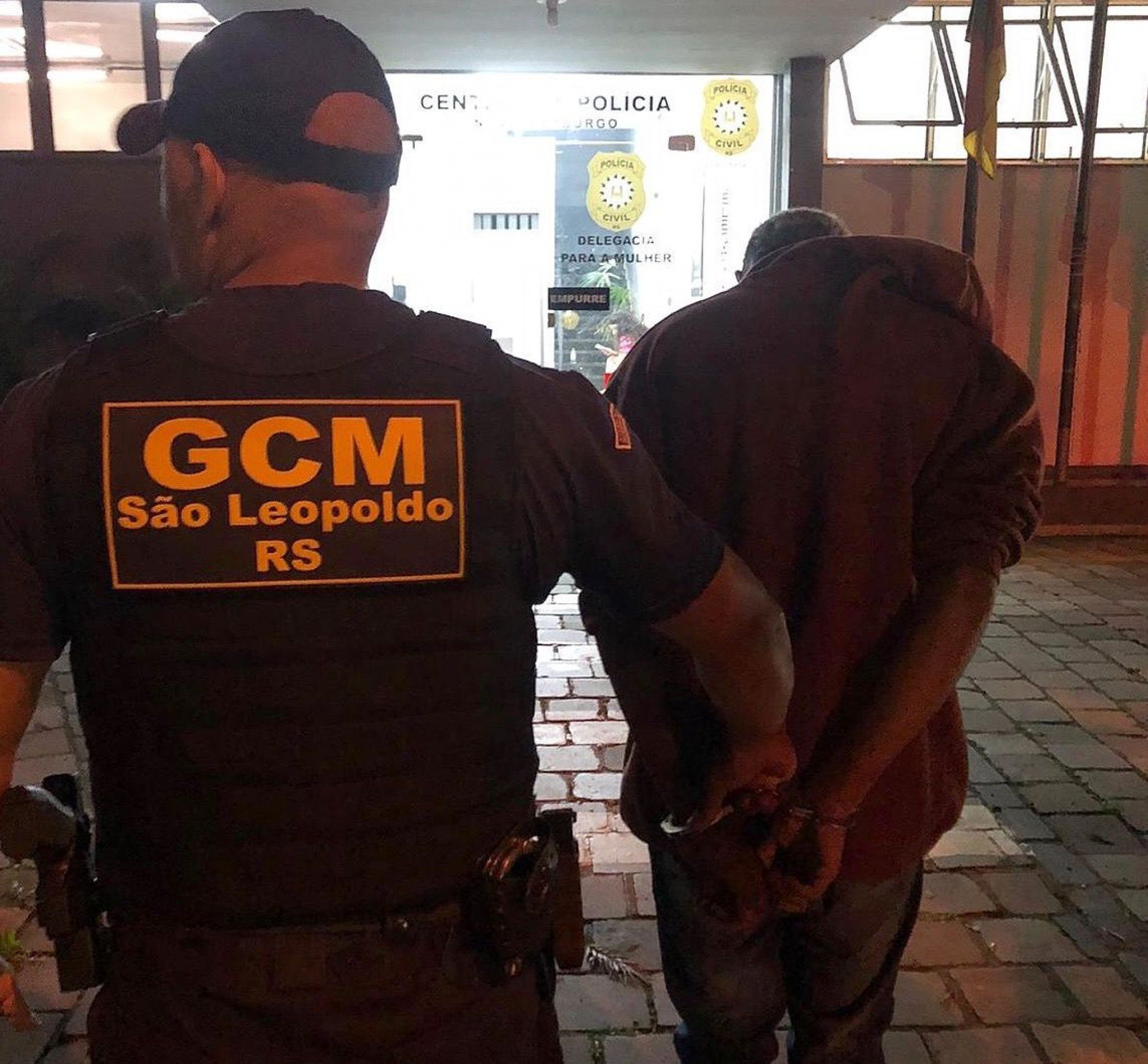 Homem é preso com réplica de arma de fogo durante ação contra perturbação do sossego