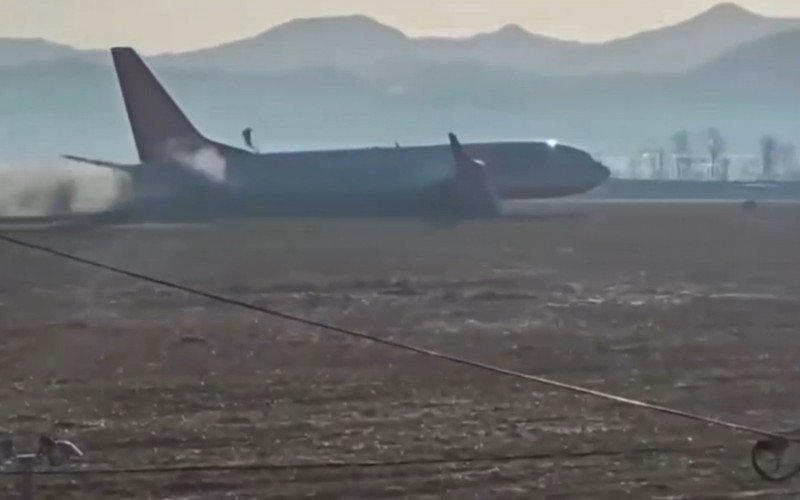 Avião com 181 pessoas a bordo colide em muro de Aeroporto na Coreia do Sul | abc+