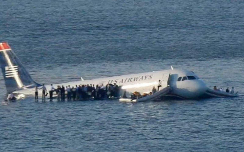 Airbus fez pouso de emergência no Rio Hudson após colisão com pássaros em 2009; incidente virou filme | abc+