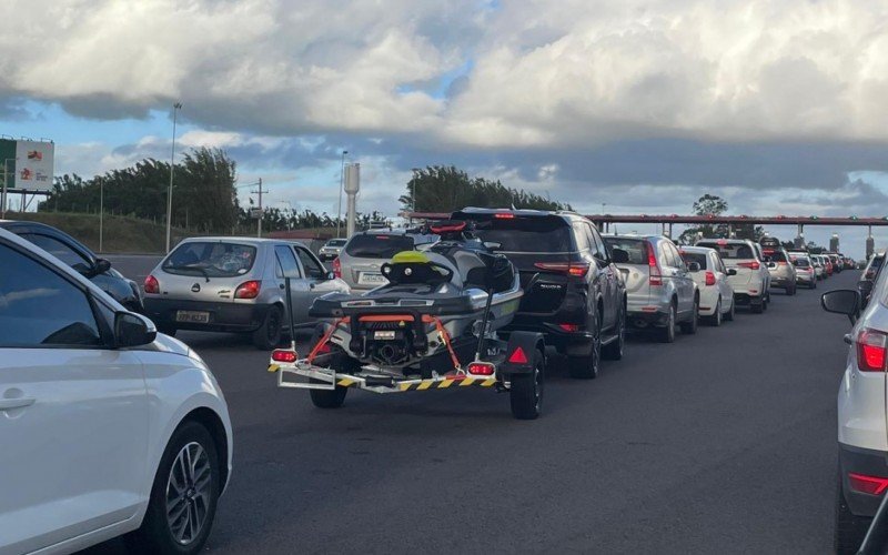 Motoristas enfrentam longas filas nos pedágios da free way no sentido capital-litoral em pleno domingo | abc+