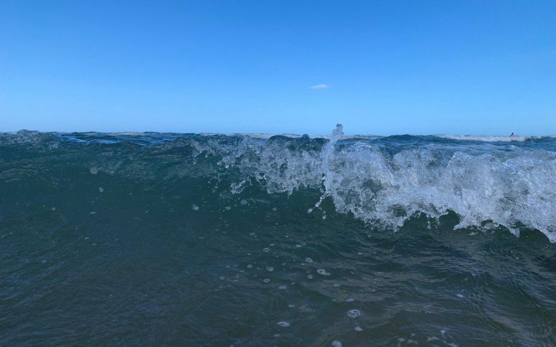 No verão, uma das primeiras alternativas para se refrescar é aproveitar a água, seja em piscinas ou no mar | abc+