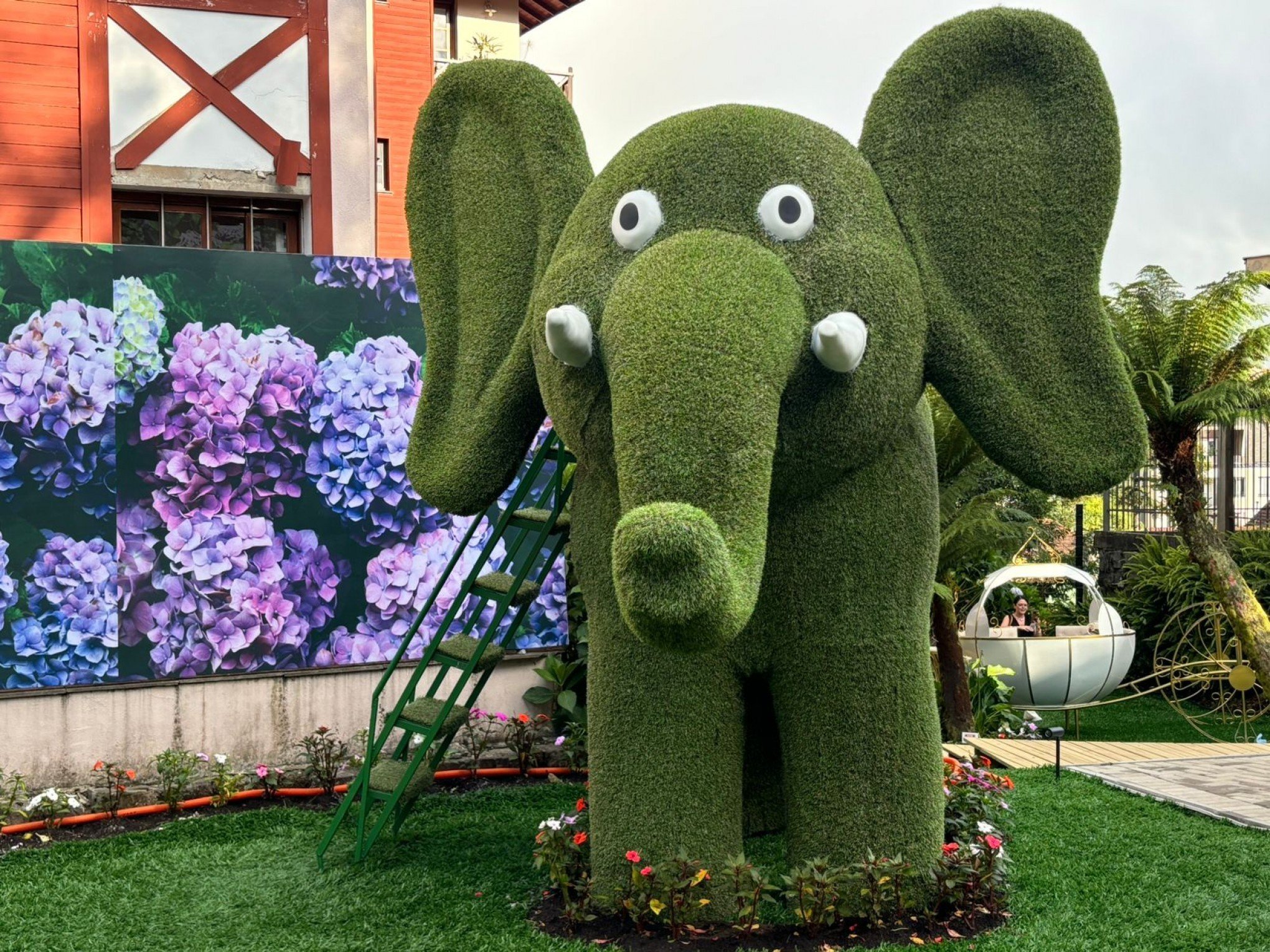 Com esculturas gigantes, atração inspirada em jardim de Dubai abre as portas em Gramado