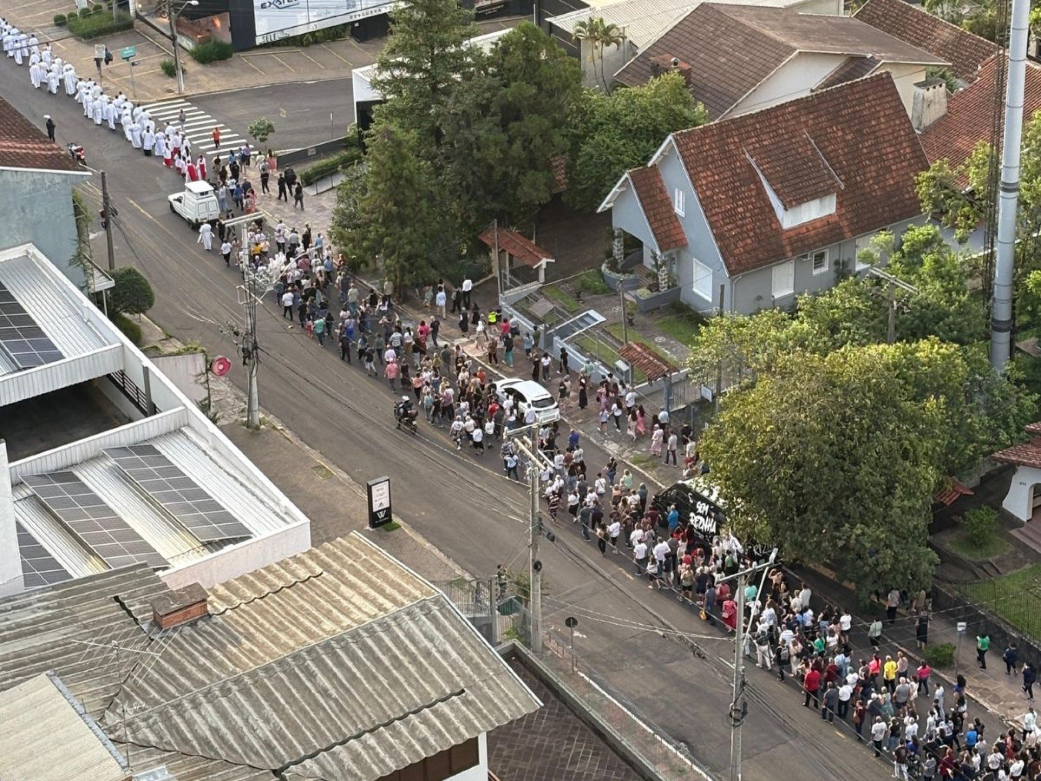 Fiéis participam de peregrinação pelas ruas de Novo Hamburgo; veja vídeo