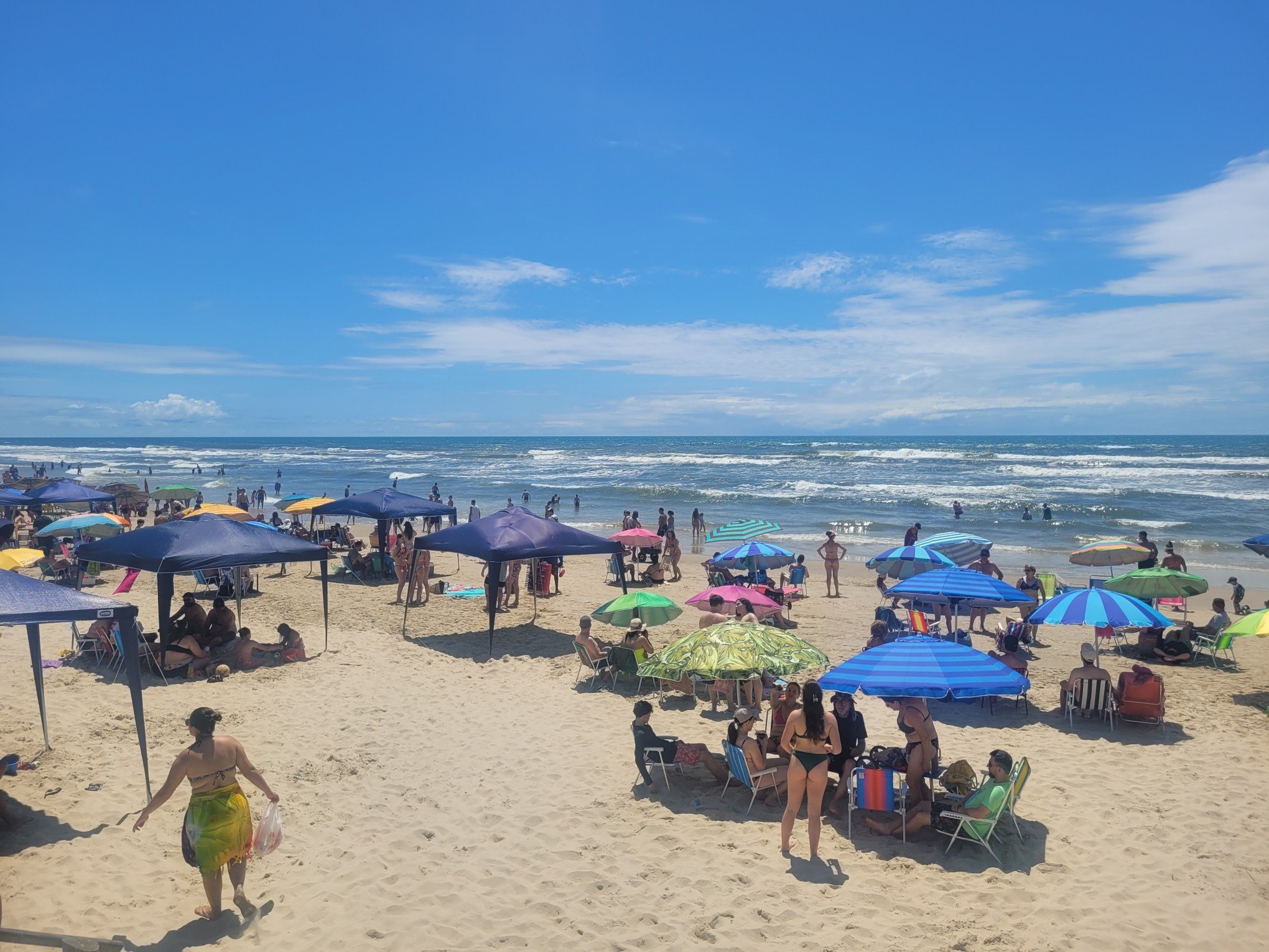 VÍDEO: Veranistas aproveitam mais um dia de mar limpo e céu azul no litoral norte