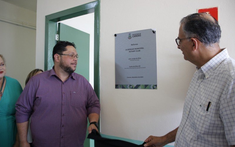 Secretário de Assistência Social, Saulo Gil, e Prefeito de Canoas, Jairo Jorge, descerram placa do Albergue Municipal de Canoas