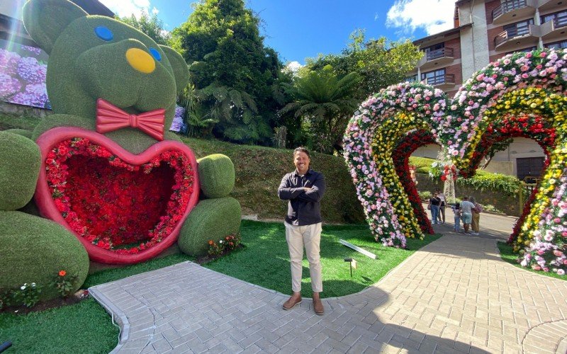 Gabriel Souza é um dos proprietários do Hortênsias Garden abriu as portas na Rua Torta, em Gramado