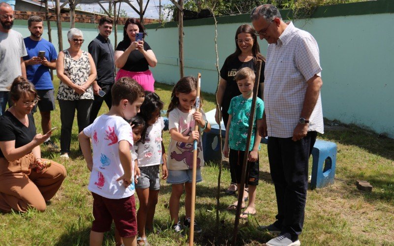 Alunos e o prefeito plantaram uma árvore na escola