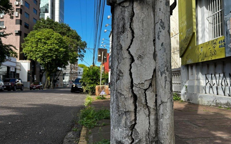 Poste de energia em condição precária na Rua Júlio de Castilhos é motivo de preocupação e fica a duas quadras da sede da RGE em Novo Hamburgo
