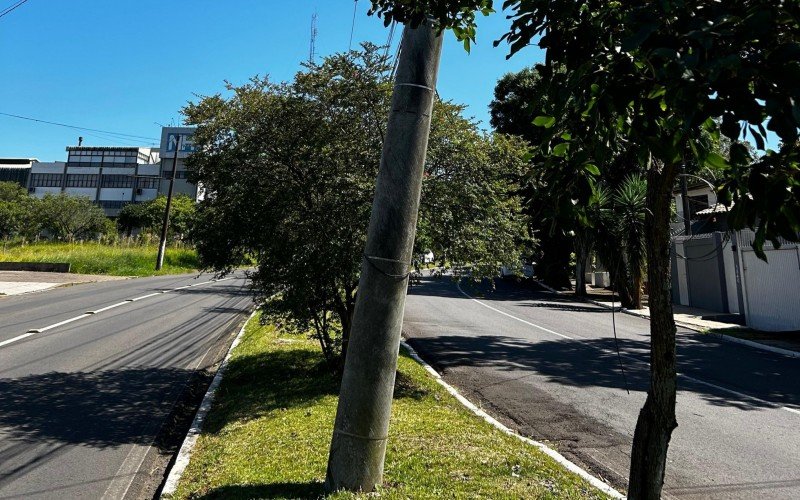 Na Rua Vereador Adão Rodrigues de Oliveira, no Ideal, poste inclinado gera alerta de morador