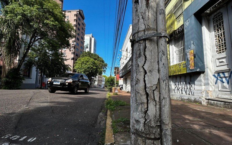 Poste de energia em condição precária na Rua Júlio de Castilhos é motivo de preocupação e fica a duas quadras da sede da RGE em Novo Hamburgo | abc+