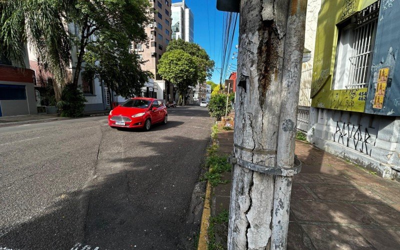 Poste de energia em condição precária na Rua Júlio de Castilhos é motivo de preocupação e fica a duas quadras da sede da RGE em Novo Hamburgo