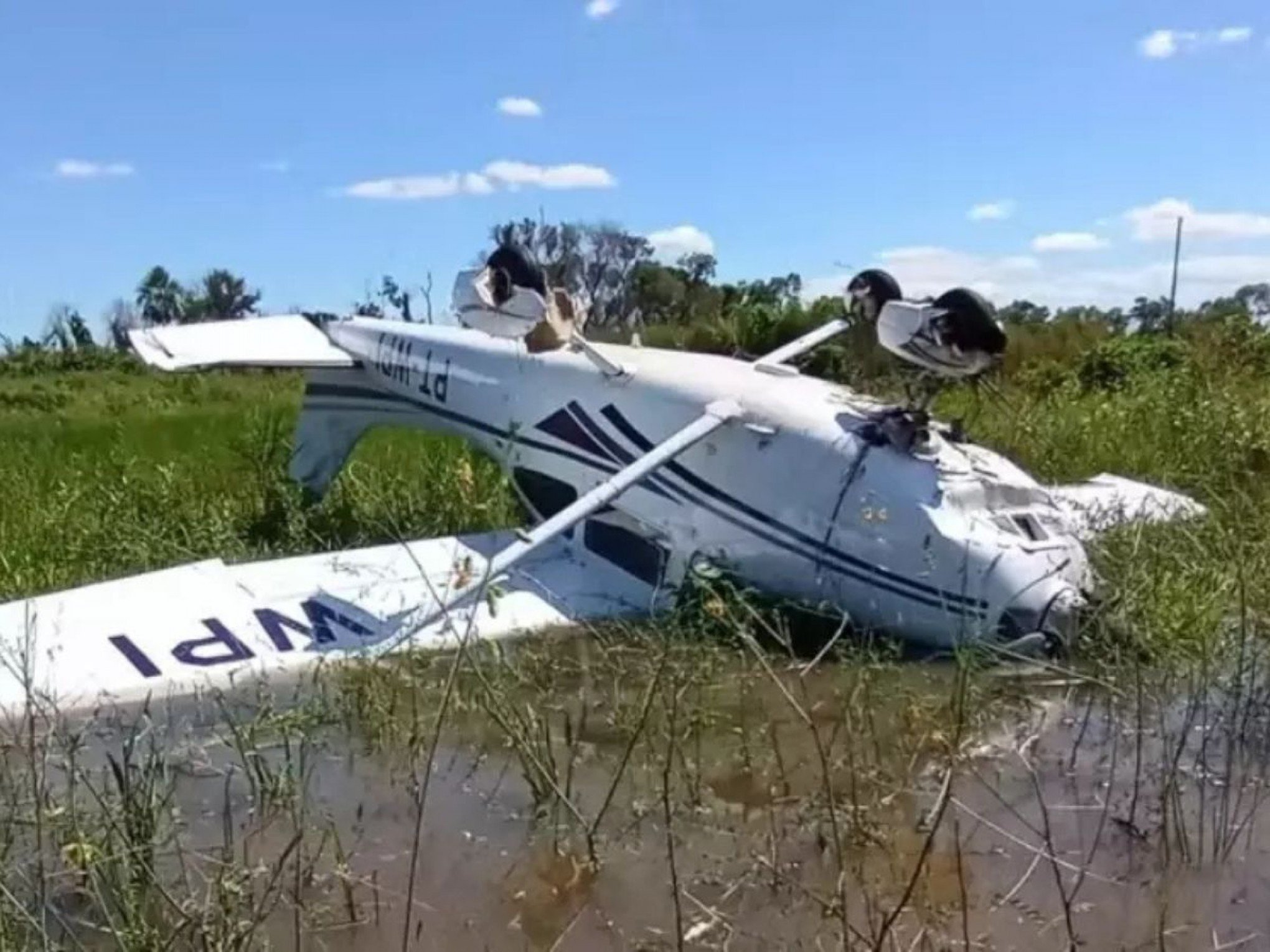 Avião é encontrado de ponta-cabeça em área de difícil acesso