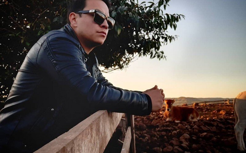 Paulinho Dill, da banda Os Atuais  | abc+