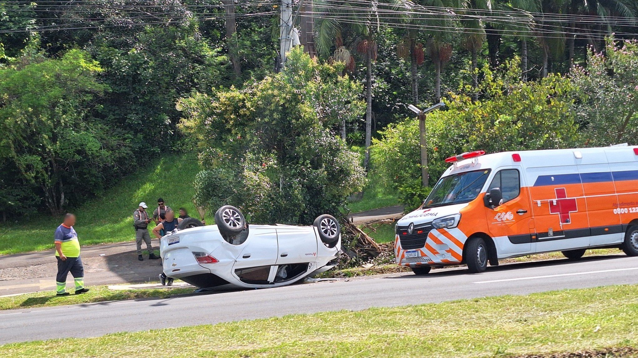 RS-240: Veículo capota e duas pessoas ficam feridas no Vale do Sinos