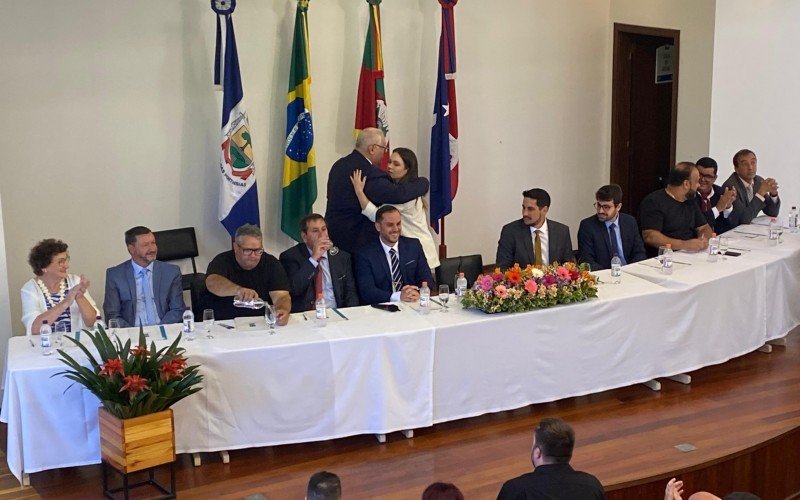 Gilberto Tegner, o Tolão, fez juramento em posse