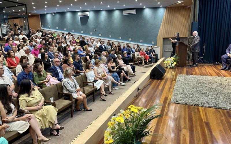 Vice-prefeito de Gramado, Luia Barbacovi, é empossa no cargo pela quarta vez