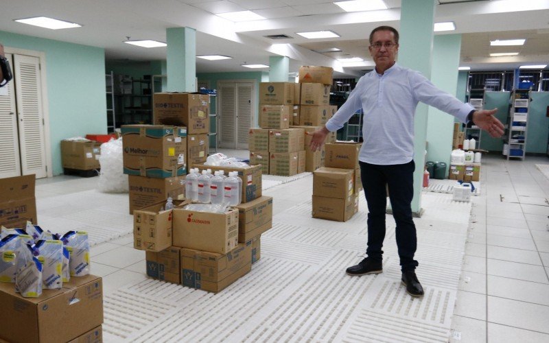 Airton Souza esteve em diversos setores do HU, incluindo o almoxarifado. No local, foi constatada a falta de insumos